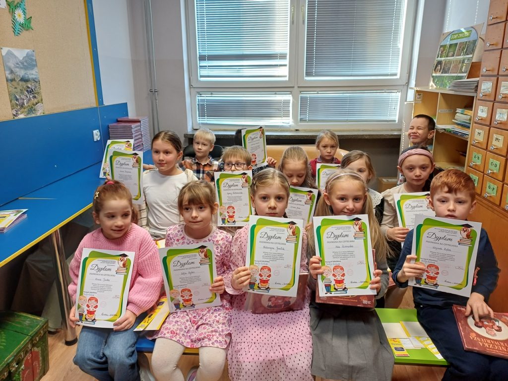 PASOWANIE NA CZYTELNIKA BIBLIOTEKI SZKOLNEJ  UCZNIÓW  Z KLAS PIERWSZYCH
